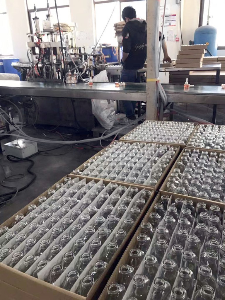 Bottles entering and leaving the filling line