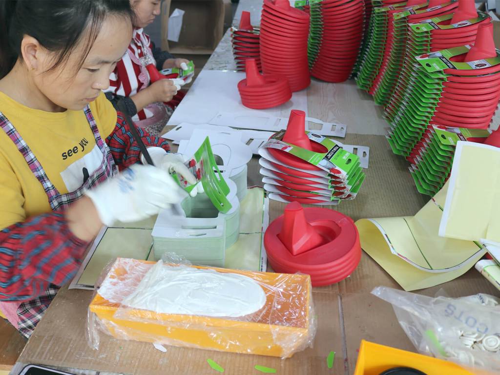 Packaging of paint lids